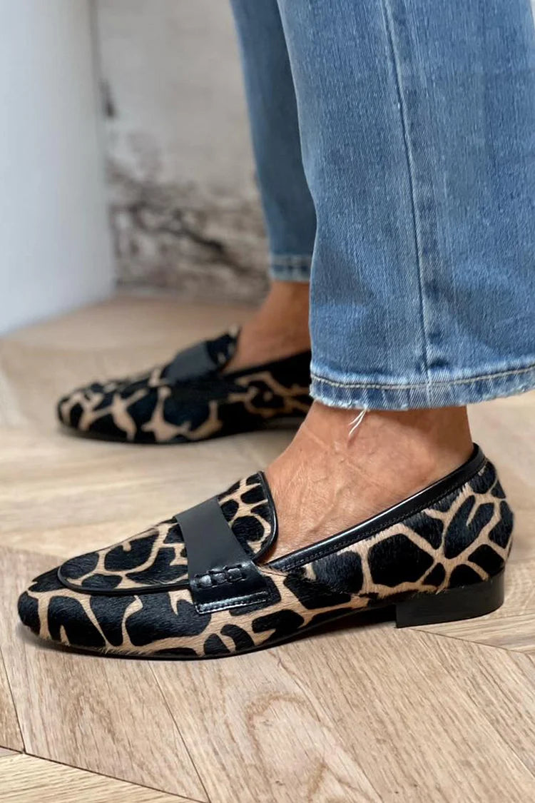Farbblockierte Slipper mit runder Zehenpartie und Kuhmuster