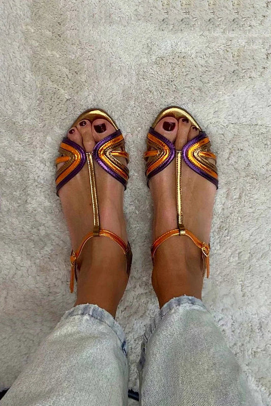Bunte Peep-Toe-Sandalen mit goldfarbener T-Riemenschnalle
