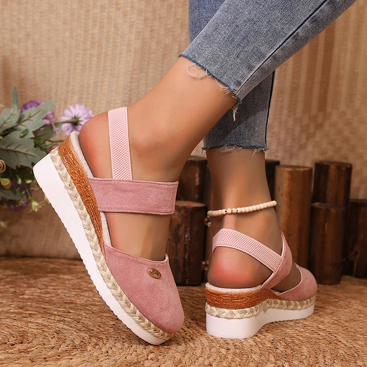 Elegante Espadrille-Wedges mit Metallakzenten und geschlossener Zehenpartie