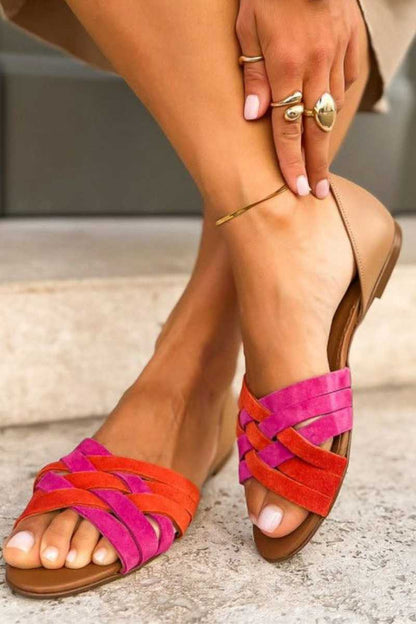 Weiße Sandalen mit Farbblock-Crossover-Riemen und offener Zehenpartie" could be rewritten as: "Weiße Sandalen mit bunten Crossover-Riemen und offener Zehenpartie.