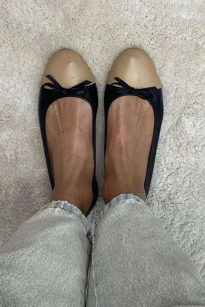 Schwarze Ballerinas mit Farbblock-Schleifenakzent und runder Zehenform