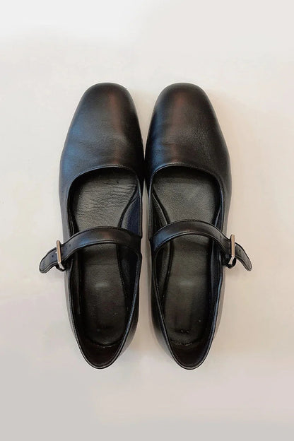 Einfarbige Ballerinas mit quadratischer Zehenpartie und Schnalle
