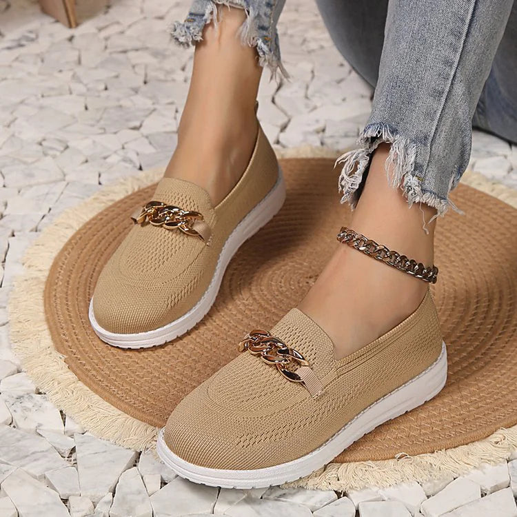 Legere einfarbige Strick-Loafer mit metallischem Kettendetail