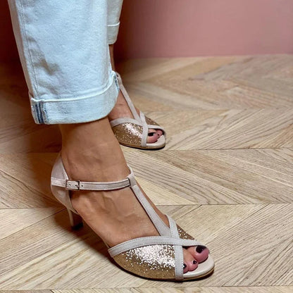 Stylische Glitzer-Peeptoe mit Patchwork-Schnalle und T-Riemen in Taupe – Kitten-Heels