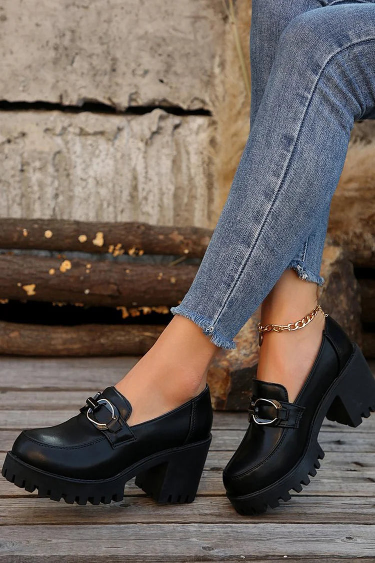 Patchwork-Loafer mit runder Zehenpartie, dekorativer Metallschnalle und robustem Absatz