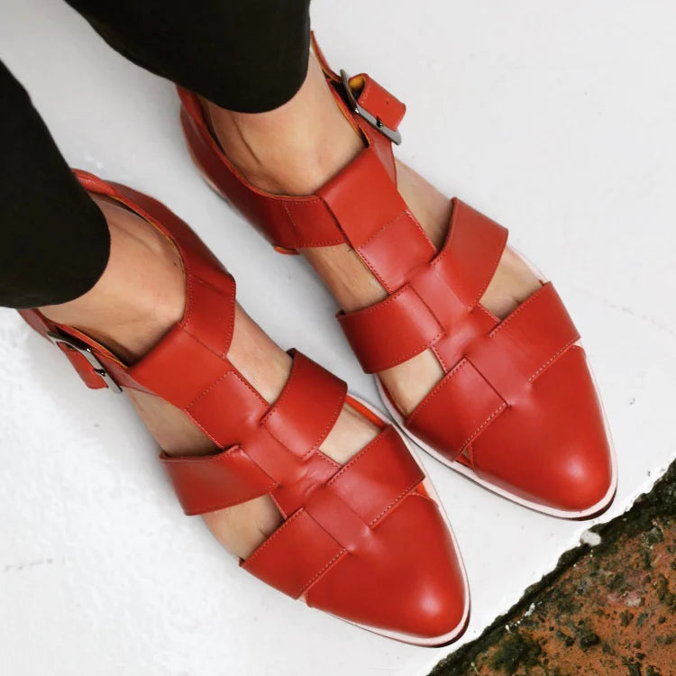 Flache, geschlossene Schuhe mit spitzen Zehen und ausgehöhltem Kreuzriemen
