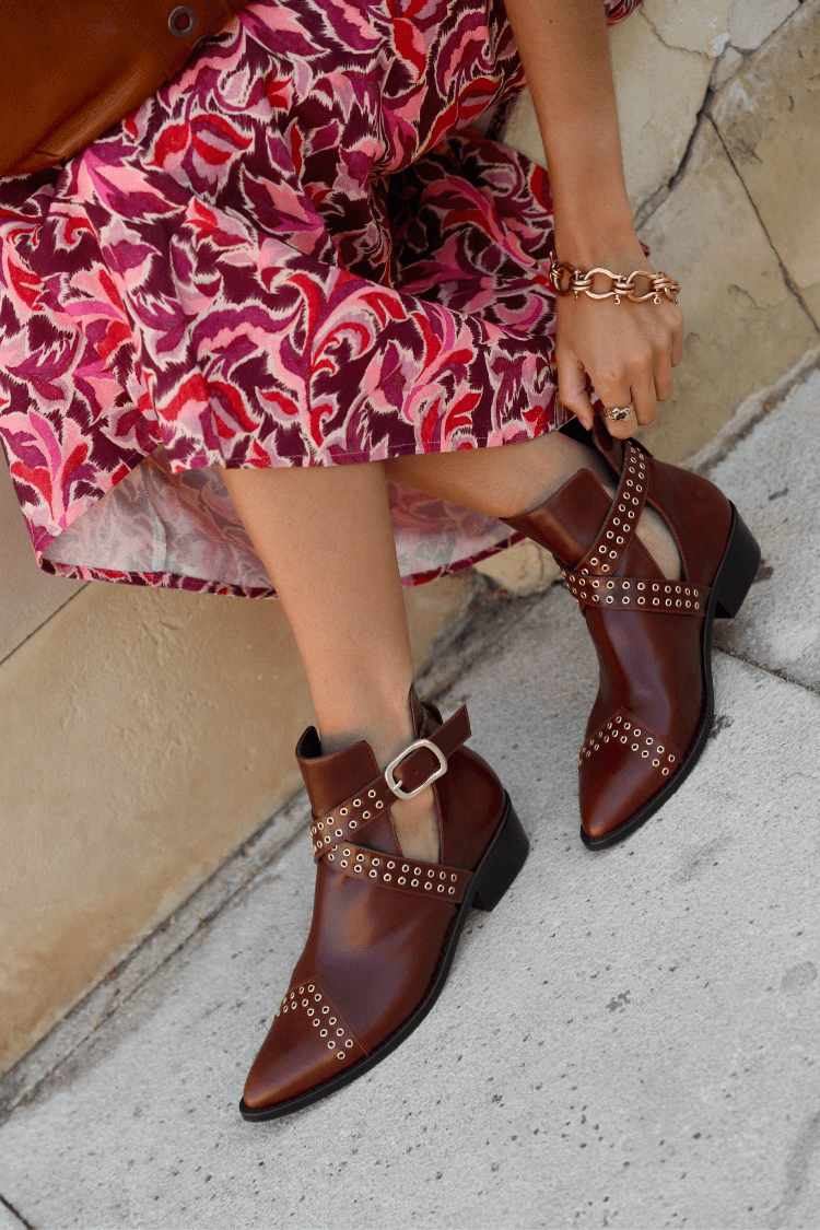 Vintage-Lederstiefeletten mit Nieten und Schnallenriemen