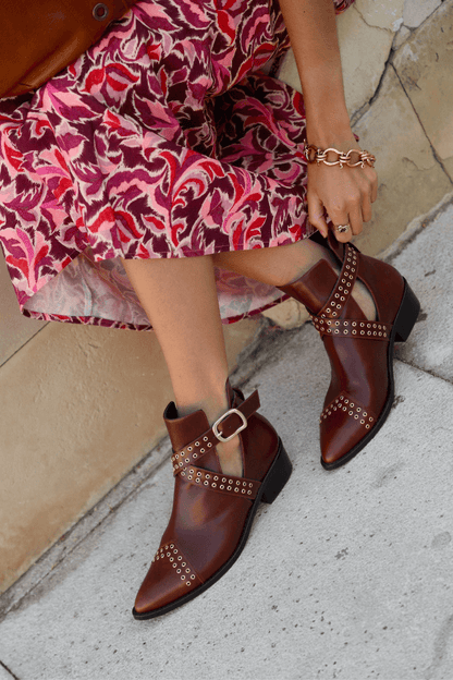 Vintage-Lederstiefeletten mit Nieten und Schnallenriemen