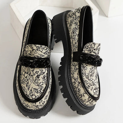 Jacquard-Loafer mit Metallkettendekor, runder Zehenpartie und robustem Absatz