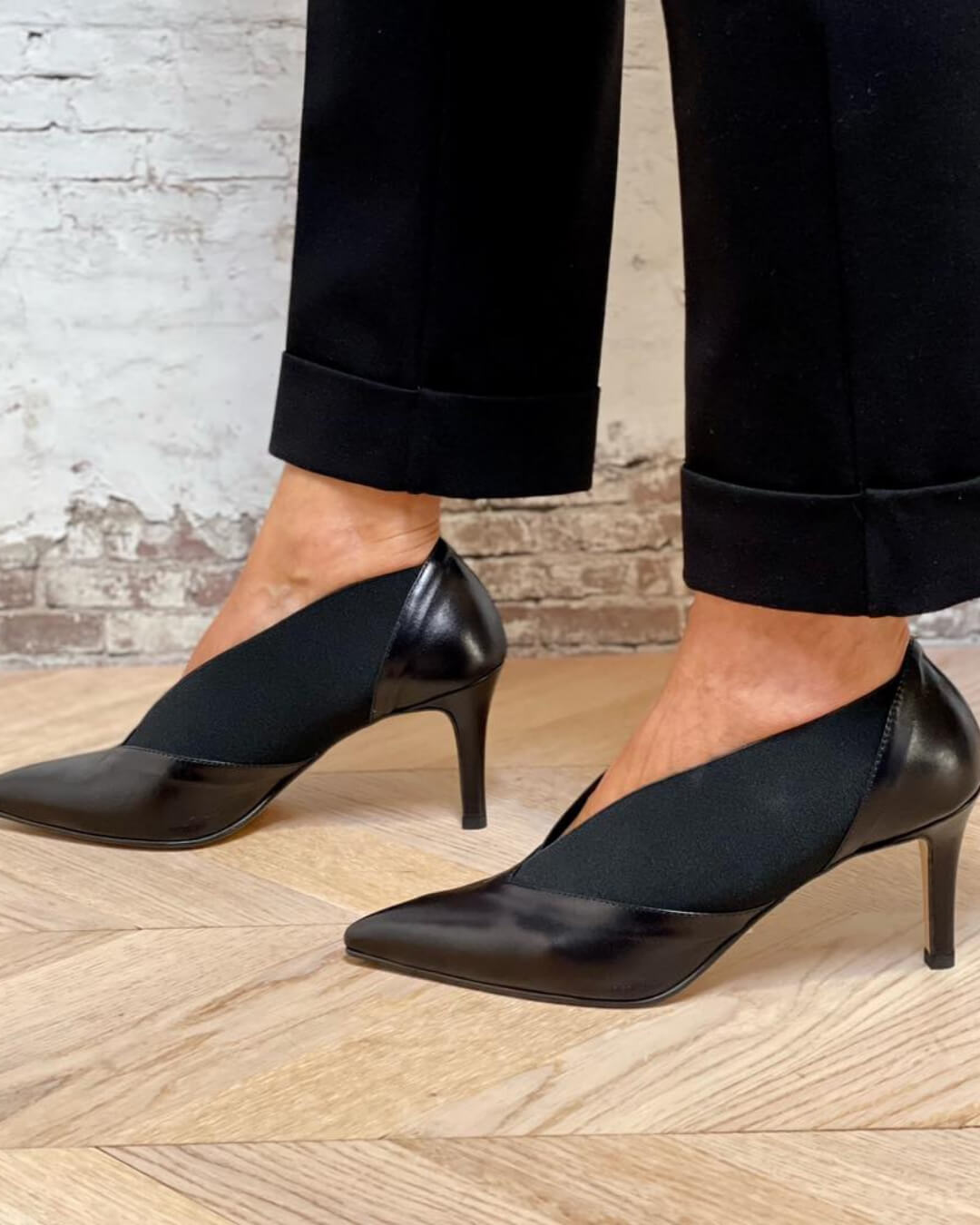 Elegante zweifarbige Stiletto-Absätze aus Leder mit V-Ausschnitt [Vorbestellung]