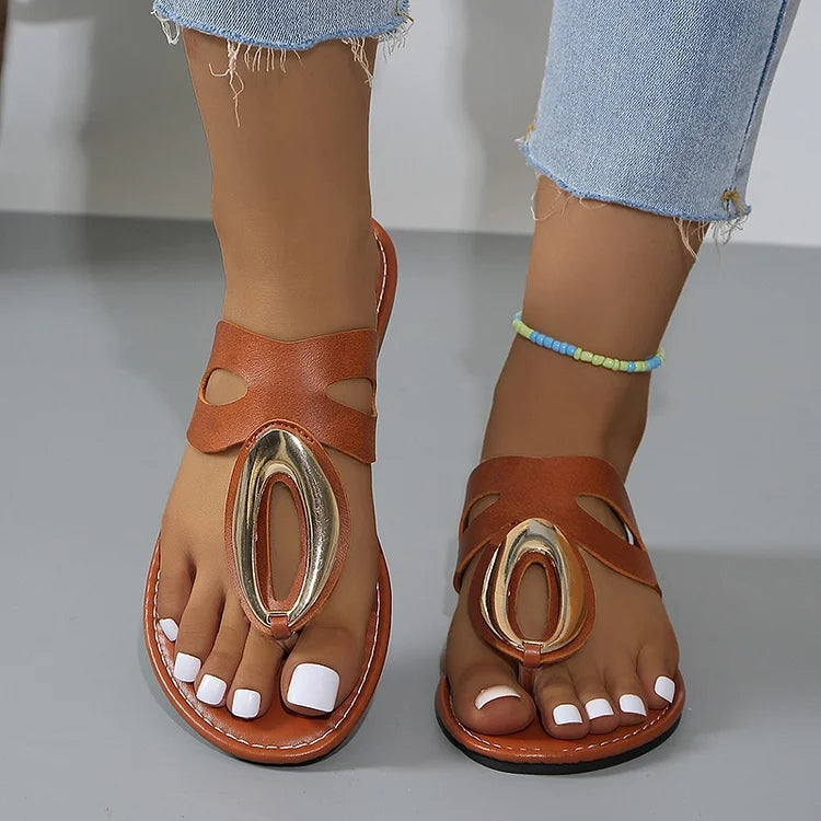 Bequeme Flip-Flops mit dekorativem Metallring und Ziernähten