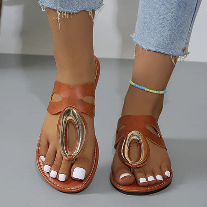 Bequeme Flip-Flops mit dekorativem Metallring und Ziernähten
