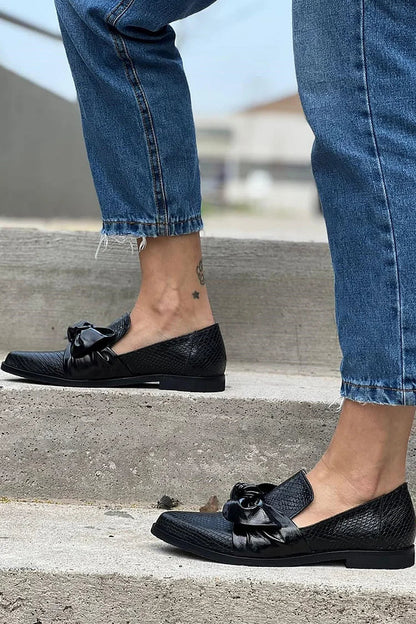 Schwarze Slip-On Slipper mit Schlangenleder-Optik, Schleife und spitzem Zehenbereich