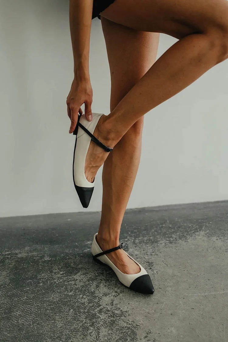 Farbblock-Design Weiße Ballerinas mit Spitzennase und Riemchen mit Schnalle