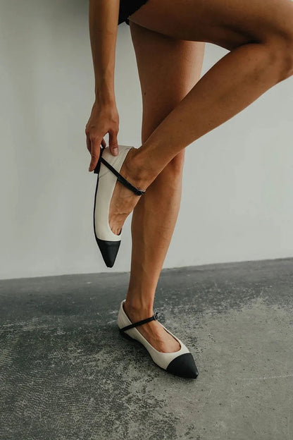 Farbblock-Design Weiße Ballerinas mit Spitzennase und Riemchen mit Schnalle