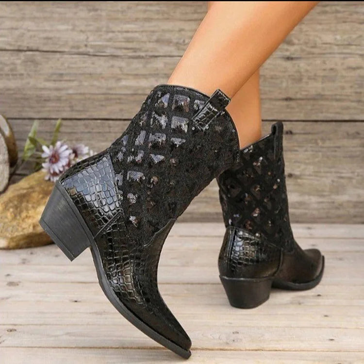Patchwork-Stiefel mit spitzem Zehenbereich und auffälligem Krokodilmuster-Blockabsatz