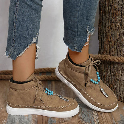 Stiefeletten mit Perlen, Federschmuck, feinen Nähten und runder Zehenform