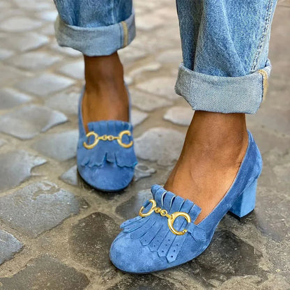 Matte, klobige Absatzschuhe mit runder Zehenpartie und fransierter Metallschnalle