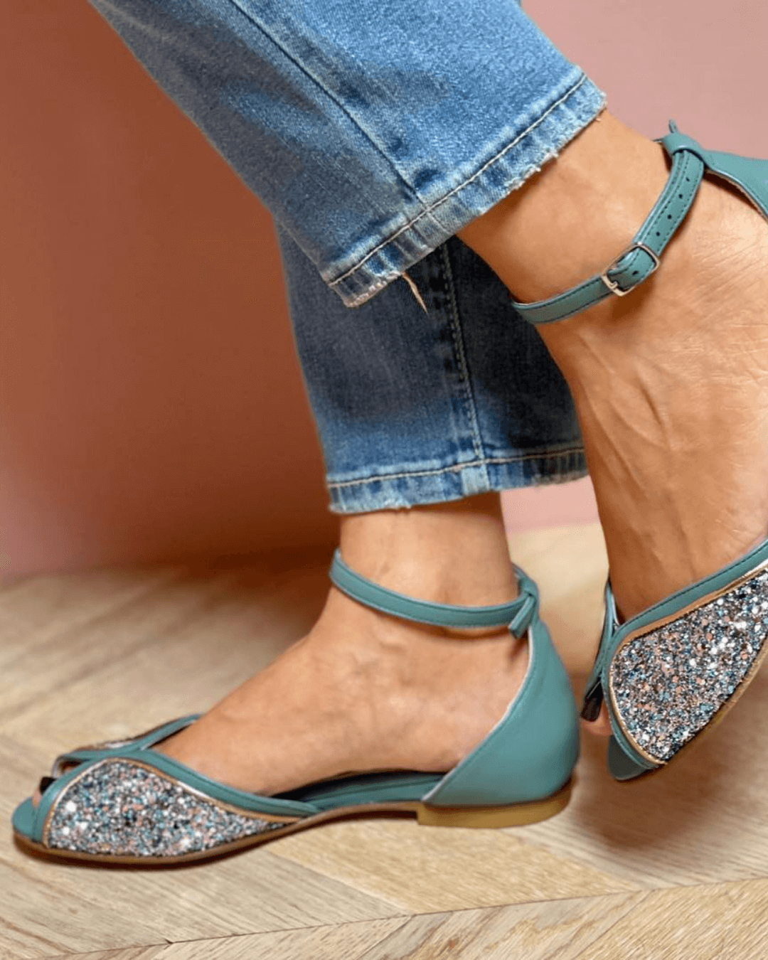 Funkelnde Peep-Toe-Sandalen mit Patchwork-Knöchelriemen und Schnallenverschluss