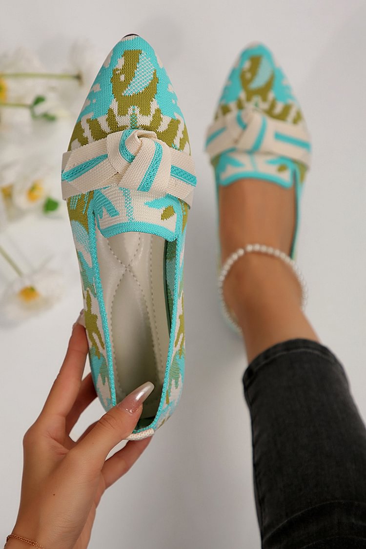 Spitz zulaufende, gestrickte Flats mit geknoteten Details im Farbblockdesign