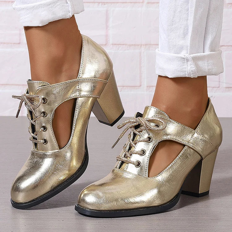 Schlichte Metallic-Sandalen mit Cut-Out, Schnürung und klobigen Absätzen