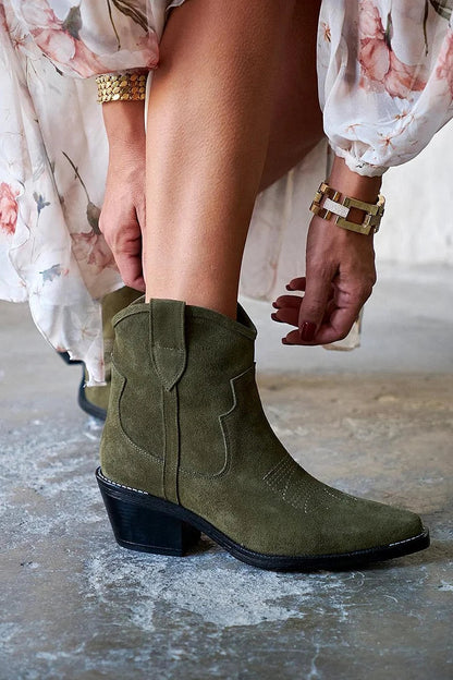 Grüne Patchwork-Westernstiefel mit Nahtdetails und spitzem Zehenbereich [Vorbestellung]