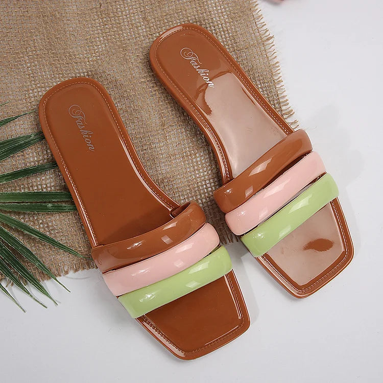 Stylische, farblich abgestimmte Riemchensandalen mit quadratischer Spitze für entspannte Outdoor-Aktivitäten