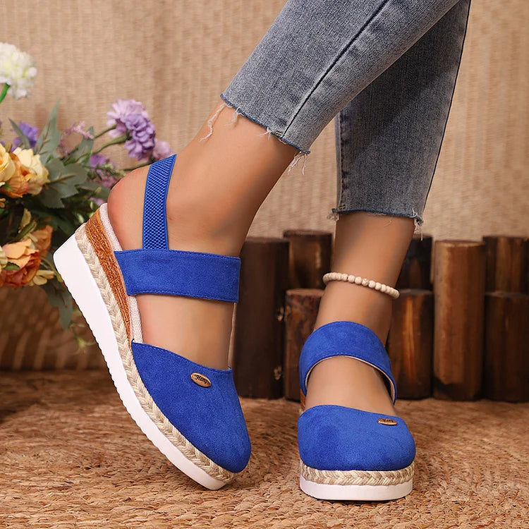 Elegante Espadrille-Wedges mit Metallakzenten und geschlossener Zehenpartie