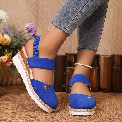 Elegante Espadrille-Wedges mit Metallakzenten und geschlossener Zehenpartie