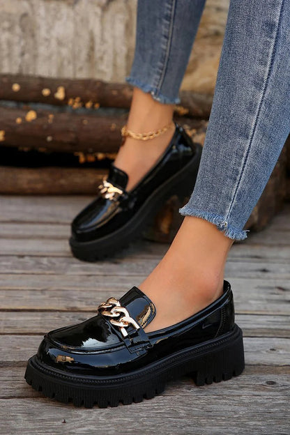 Bequeme Slipper mit Metallkettendekor, runder Zehenpartie und robustem Absatz