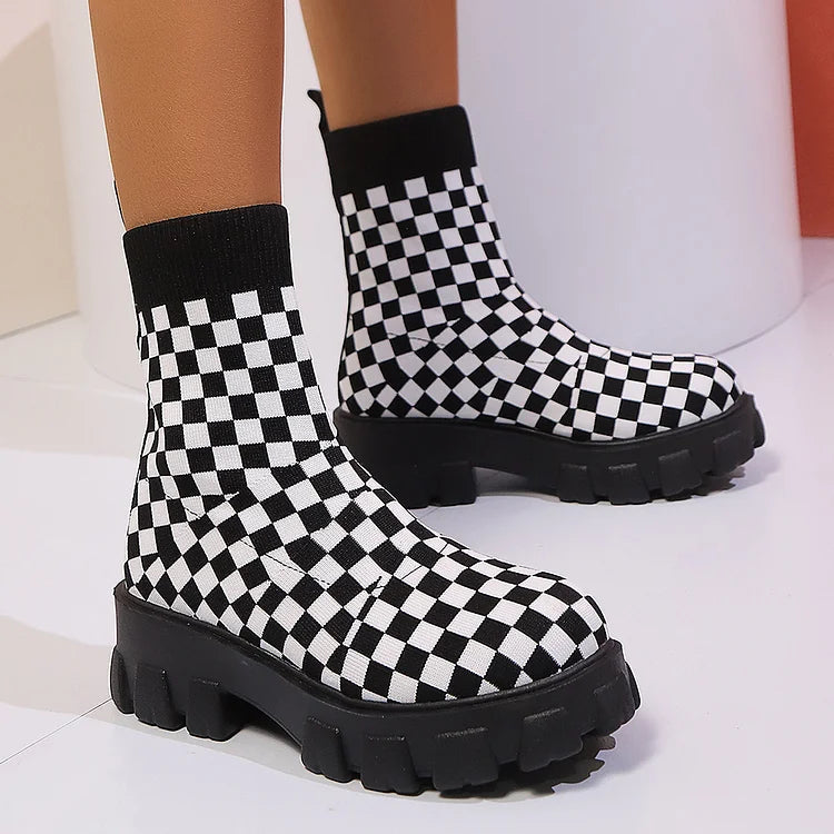 Gestickte Stiefeletten im Schachbrettmuster mit runder Zehenpartie und robustem Absatz