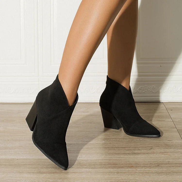 Elegante Stiefeletten mit V-Ausschnitt, spitzer Zehenform und markantem Absatz