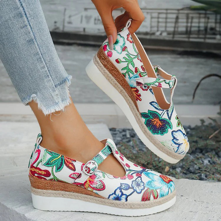Blumendruck-Sandalen mit runder Zehenpartie, T-Riemen, Schnalle und Keilabsatz