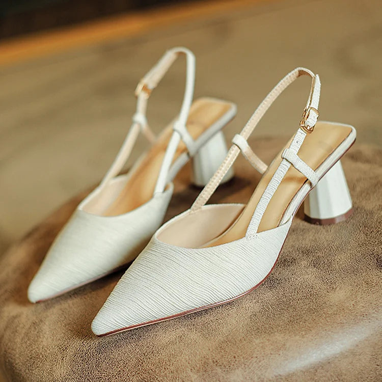 Elegante Satin Slingback mit Struktur und Spitz zulaufendem Design – Klobige Absätze