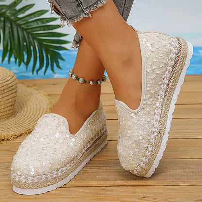 Espadrille-Slipper mit runder Zehenpartie und schlichtem Plateau, verziert mit Pailletten