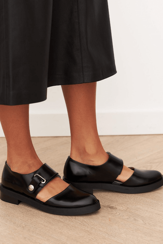 Einfarbige Slingback-Flats mit runder Zehenpartie und ausgeschnittenem Design