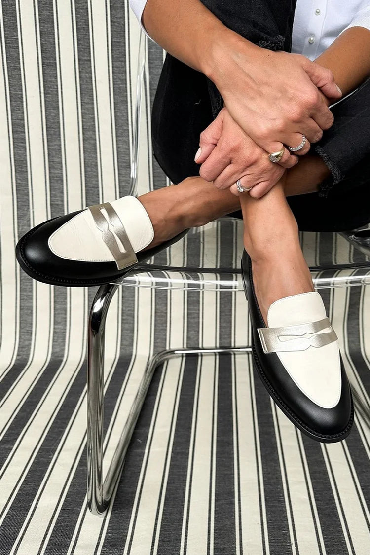 Schwarze Metallic-Glanz-Patchwork-Farbblock-Loafer mit runder Zehenpartie [Vorbestellung]