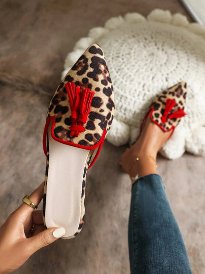Mehrfarbige Mules mit Leopardenmuster, Quasten und Spitzzehen