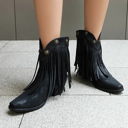Fransen-Ankle Boots mit metallischen Nieten, eckiger Zehenpartie und klobigem Absatz