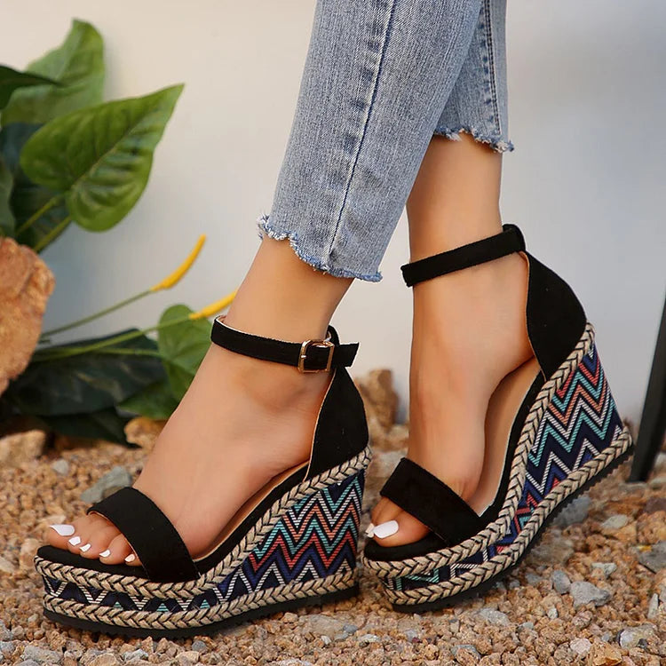 Gewebte Espadrille-Keilsandalen mit Knöchelriemen und ethnischem Muster