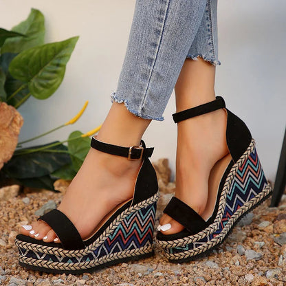 Gewebte Espadrille-Keilsandalen mit Knöchelriemen und ethnischem Muster