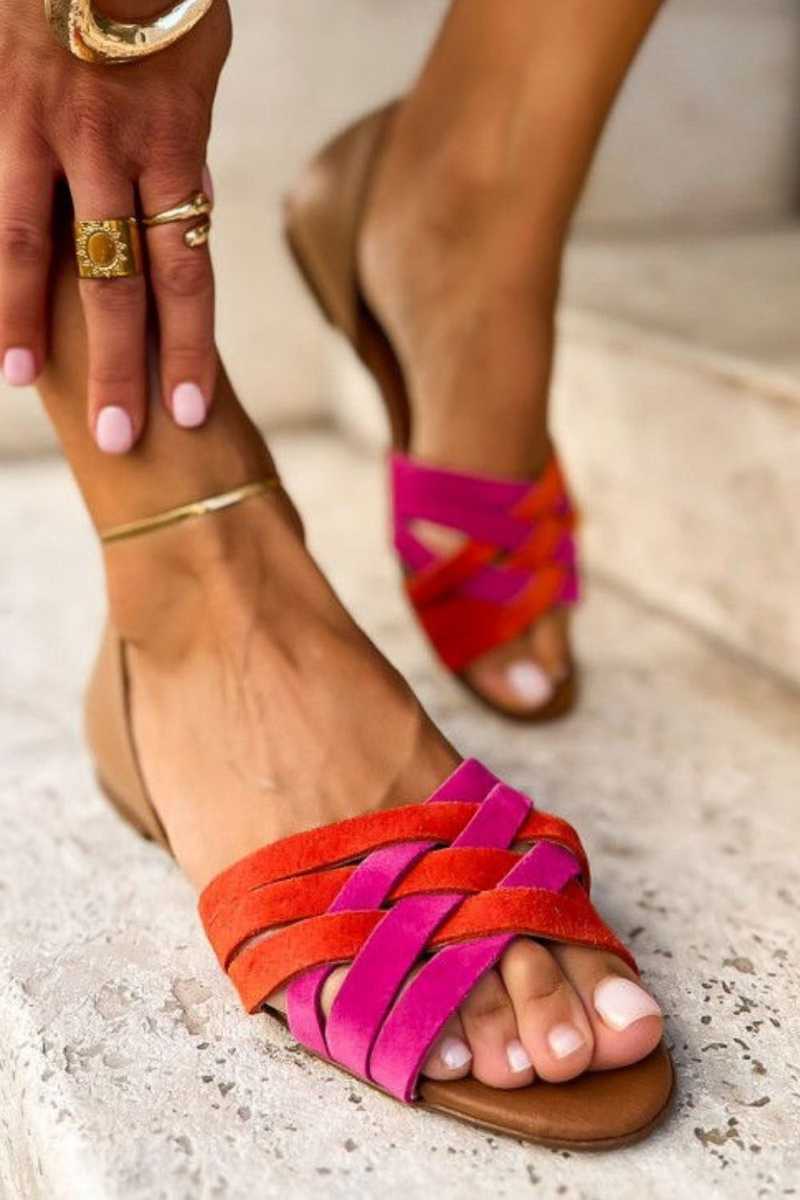 Weiße Sandalen mit Farbblock-Crossover-Riemen und offener Zehenpartie" could be rewritten as: "Weiße Sandalen mit bunten Crossover-Riemen und offener Zehenpartie.