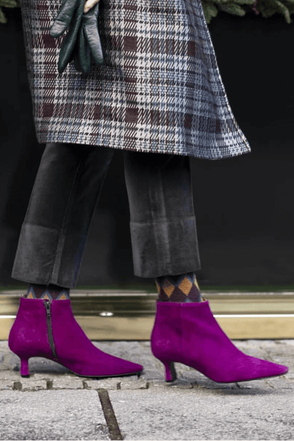Violette Wildleder-Ankle Boots mit Kätzchenabsatz [Vorbestellung]