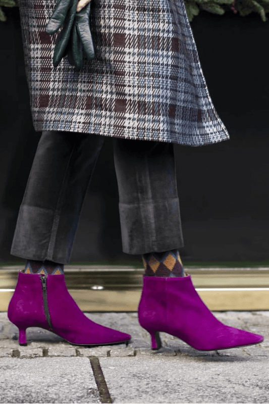 Violette Wildleder-Ankle Boots mit Kätzchenabsatz [Vorbestellung]