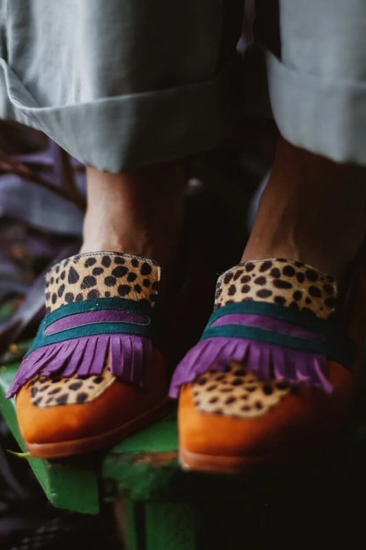 Braune Loafer mit Farbblock-Fransen, quadratischer Zehenpartie und Leopardenmuster