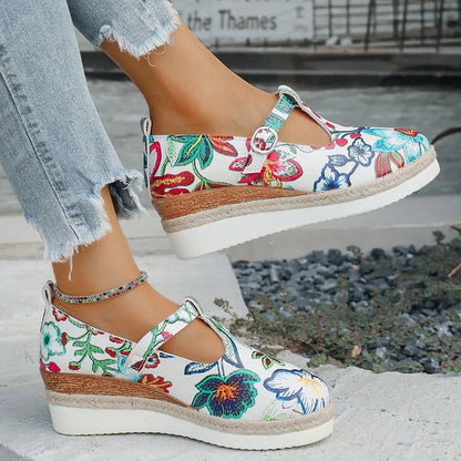 Blumendruck-Sandalen mit runder Zehenpartie, T-Riemen, Schnalle und Keilabsatz