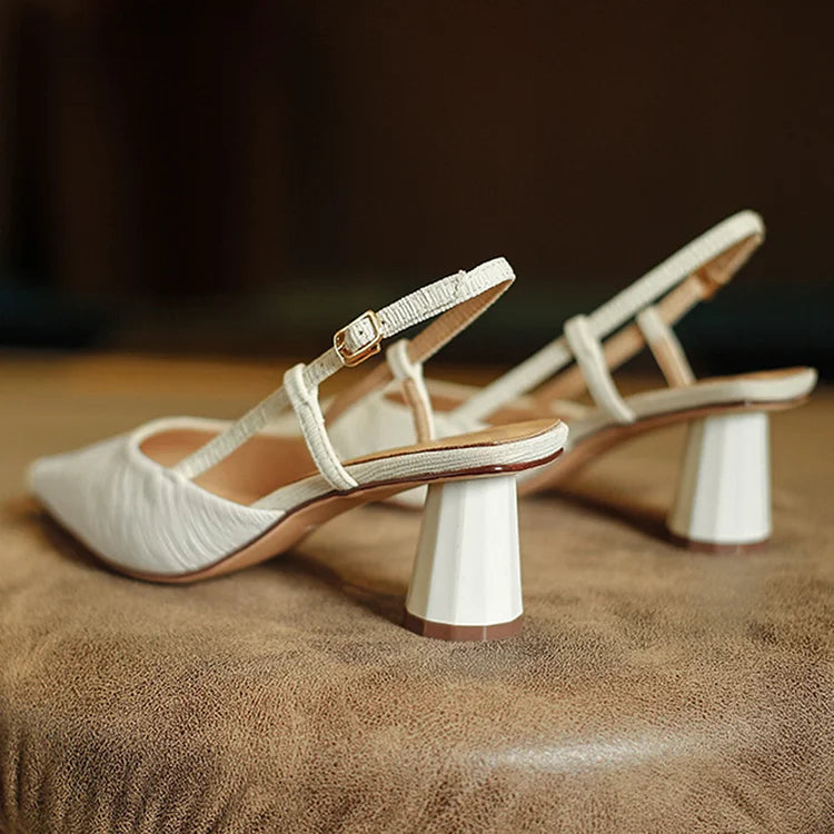 Elegante Satin Slingback mit Struktur und Spitz zulaufendem Design – Klobige Absätze