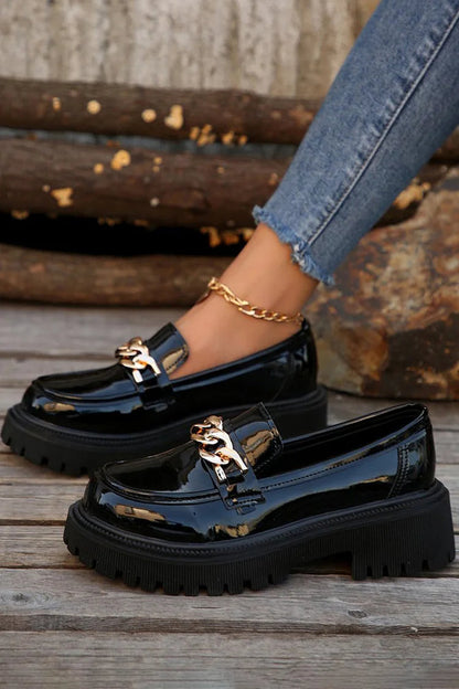 Bequeme Slipper mit Metallkettendekor, runder Zehenpartie und robustem Absatz