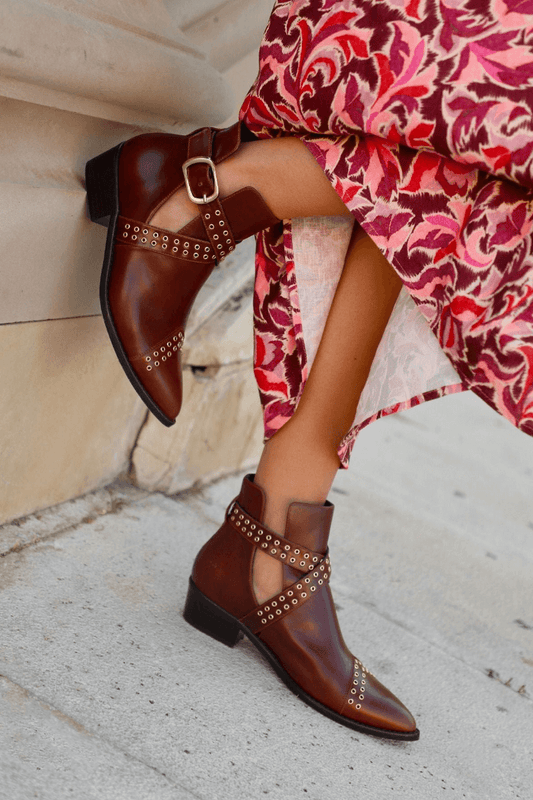 Vintage-Lederstiefeletten mit Nieten und Schnallenriemen