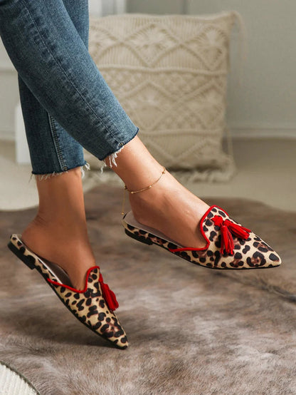 Mehrfarbige Mules mit Leopardenmuster, Quasten und Spitzzehen
